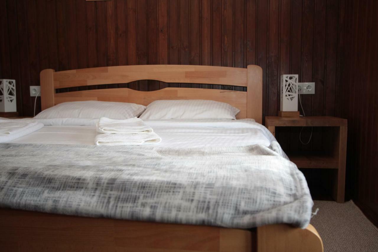 Ostrivky Hotel Свитяз Екстериор снимка